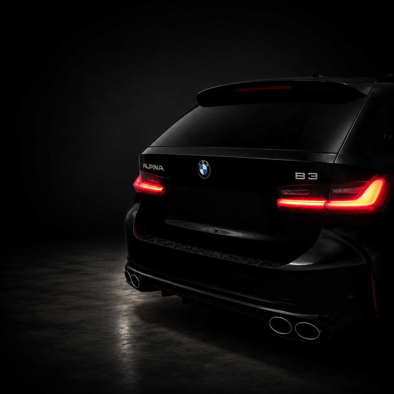 Schwarzer BMW Alpina B3 mit leuchtenden Rückleuchten